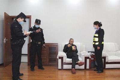 七旬患病老人高速走失幸得好心人搭救