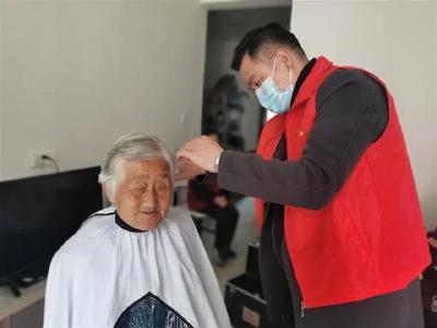 房县开展文明实践活动践行雷锋精神
