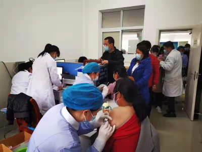 化龙堰镇：压茬推进 应接尽接  筑牢“免疫长城”