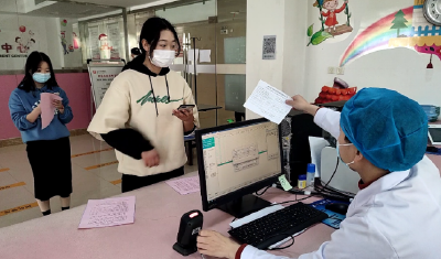 县妇幼保健院有序开展新冠疫苗接种