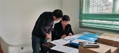 房县教育局检查组到实验中学检查春季开学工作
