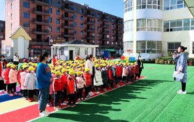 青峰镇中心幼儿园： 学雷锋 见行动