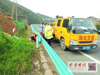 高速路旁发现12处垫脚石 房县高警及时清理消除隐患