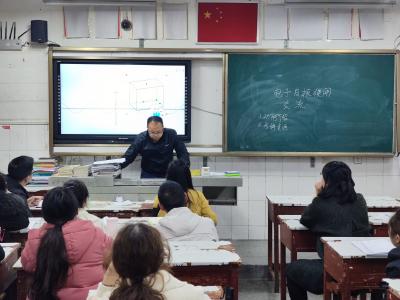 房县一中：开展电子白板培训  助力青年教师成长 