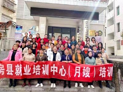 青峰镇：首期月嫂培训班圆满结业
