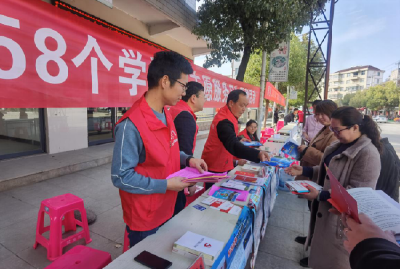 化龙堰镇：发扬雷锋精神，“红衣志愿”在行动