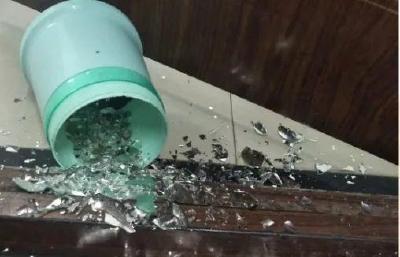 砰！男子沙发上蹦迪，掀翻热水壶致爆炸