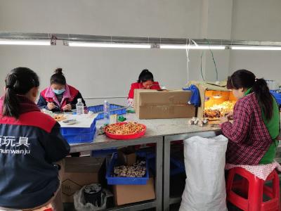 “扶贫车间”让易地扶贫搬迁后续帮扶落到实处