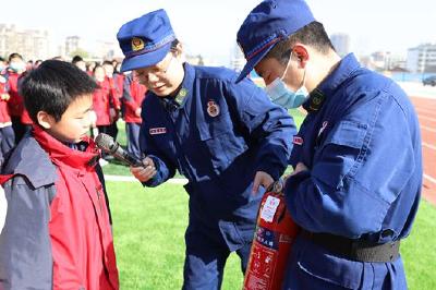 房县县委政法委组织相关职能部门开展学校安全联合督查