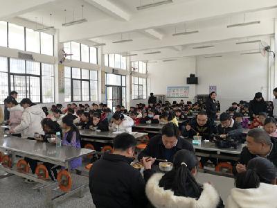 沙河中学：局长陪餐，守护学生们的“舌尖”上的安全