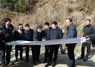 ❷张歌莺来房督导推进十房一级路项目建设
