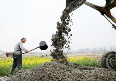 房县：修“病”渠保春灌