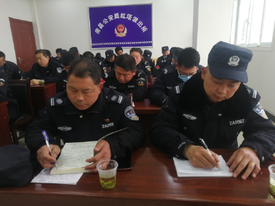 房县红塔派出所对“一村一警”进行培训