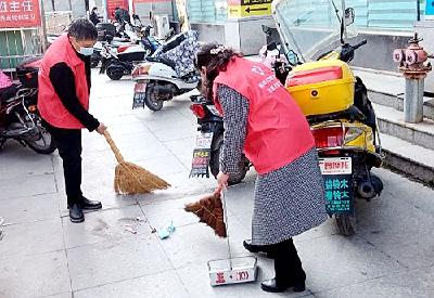 县实验小学 党员教师下沉社区 清洁家园扮靓环境