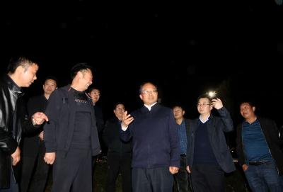 蔡贤忠夜查防汛工作