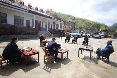 我为群众办实事｜在大山深处的村委会门前，他们审理了一件“为了争这口气”的案件..