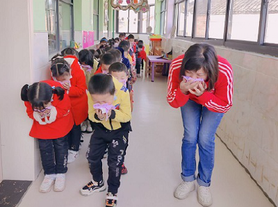 军店镇中心幼儿园举行消防逃生演练活动