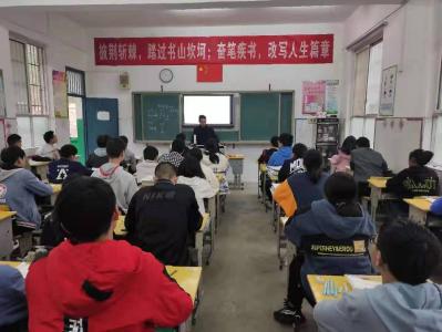 房县上龛乡：初三教学视导 为中考助力