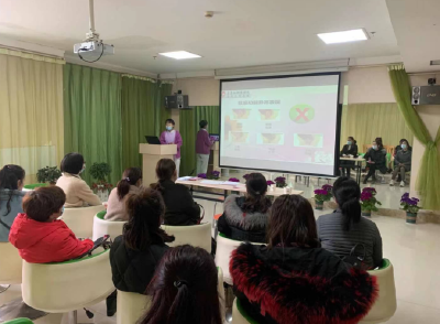  县妇联携手保健院开展“我为妇女群众办实事”系列活动