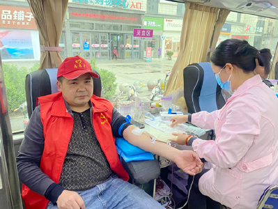 县烟叶分公司组织干部职工参加无偿献血活动