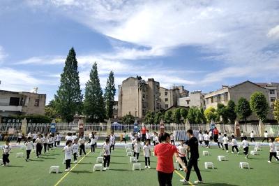 十堰市媒体聚焦军店镇中心幼儿园大课间活动