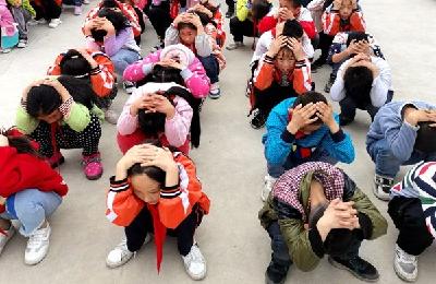 沙河乡明德小学开展防震减灾疏散演练