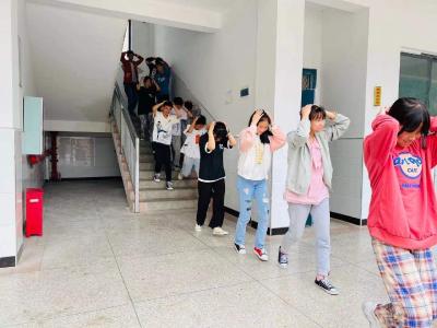铺沟小学举行5.12地震演练活动