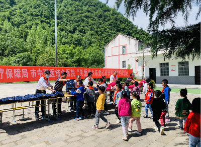 野人谷镇西蒿小学——爱心捐赠 情暖“六一”