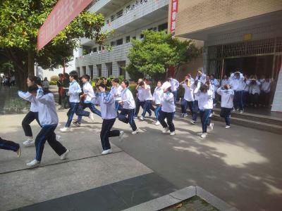 房县一中开展地震避险疏散演练活动