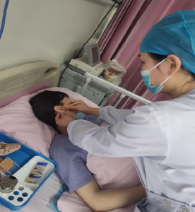 县保健院开展“耳穴贴豆”中医药适宜新技术