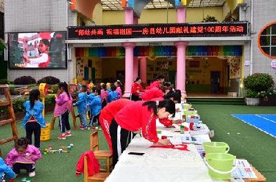 县幼儿园师幼共画献礼建党100周年