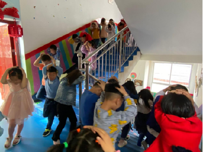 化龙中心幼儿园开展防震减灾演练活动