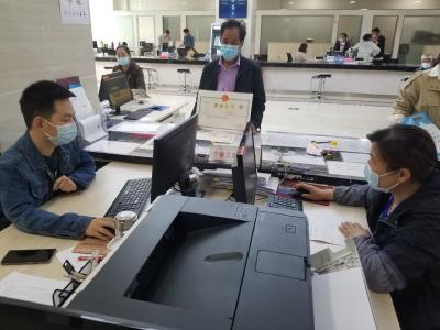 我县发放首份“无证明材料”个体营业执照