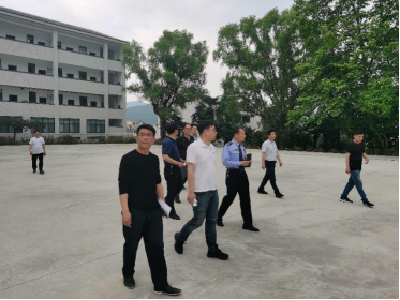 化龙堰镇对辖区内学校开展安全检查
