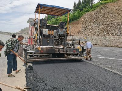 环城南路连接线完成道路沥青铺设