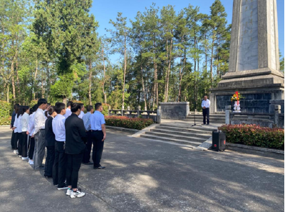 房县残联组织开展“红五月”活动：参观 红色基地 奋发新征程 