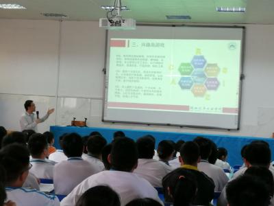 智能车“炫技”校园  学生零距离体验科技魅力 ——湖北汽车工业学院在房县一中开展“科技进校园”活动