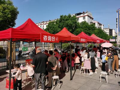 县保健院开展庆“六一”大型健康咨询活动