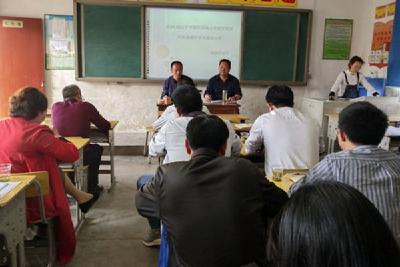 军店镇召开六年级期中检测分析会现场