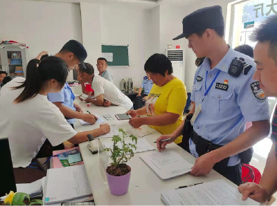 万峪河乡开展“办证到村、服务上门”行动