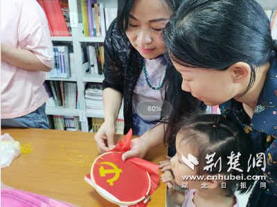 学党史、绣党旗，湖北民间艺术家走进陈河村庆“六一”