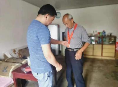 县皮防所开展“光荣在党五十年”纪念章颁发暨走访慰问活动