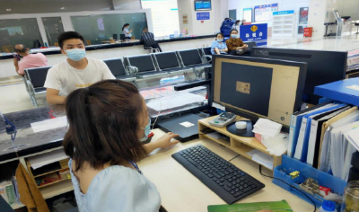 县人社局窗口“服务”升级，提升便民服务水平