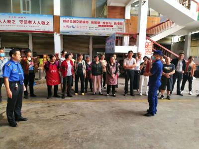 县城管执法局市场中心：消防演练进市场 安全意识入人心