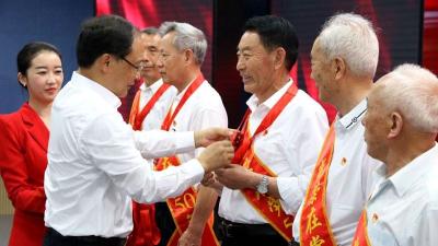 房县举行“光荣在党50年”纪念章颁发仪式