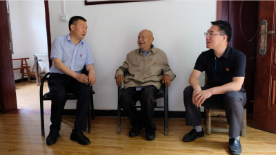 房县1477名党员获“光荣在党50年”纪念章