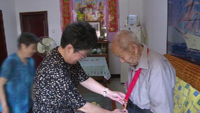 徐锦凤看望慰问县政协退休老党员