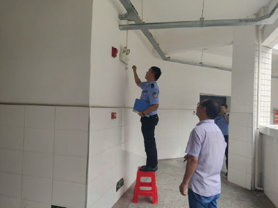 军店小学积极排查校园安全隐患
