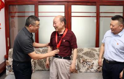 县医院：走访慰问老党员并颁发“光荣在党50年”纪念章