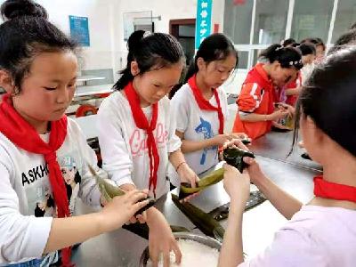 ​“粽叶飘香过端午 幸福和谐师生情 